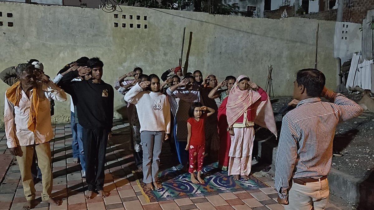 SainikDal's tweet image. चलो भीम की ओर चलो बुद्ध की ओर।
 बाग सेवनिया, जिला भोपाल (मध्यप्रदेश) में  बहुजन मूलनिवासी समाज के साथ 14 अप्रैल 2025 भोपाल कार्यक्रम को लेकर चिंतन शिविर एवं चर्चा की गई।

चिंतन शिविर में हमारे महानायक डॉ. बाबासाहेब आंबेडकर की विचारधारा, समानता, न्याय,मानवता और  समाज मैं फैली…