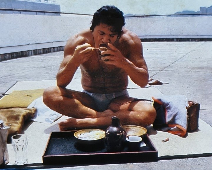 屋上でざるうどんを食べる
アントニオ猪木
それより、肩まわりの筋肉に目がいくわ😅