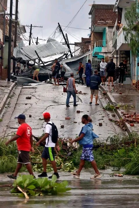 Dos golpes, una respuesta: Firmeza. Mientras el oriente cubano se recupera del huracán Melissa, el mundo condena el bloqueo con 165 votos en la ONU. La dignidad es nuestro escudo. #FuerzaCuba #TumbaElBloqueo #CubaVencerá