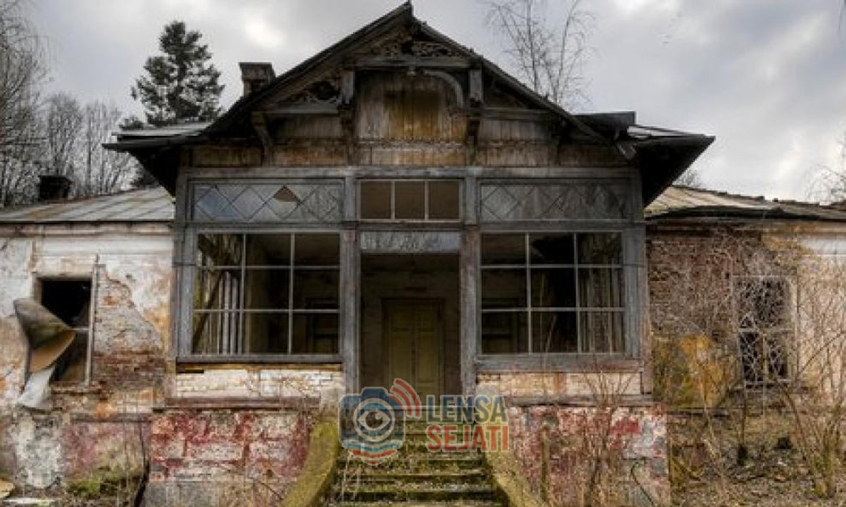 LensaSejati's tweet photo. Rumah Kentang Dharmawangsa: Legenda Paling Misterius di Bandung

Baca Disini: https://t.co/hjFCXZ4Spv

#lensasejati #analisisberita #beritaharian #infoberita #portalberita #seputarberita #analisismendalam #kisahmisteri #misterirumakentang #kisahrumahkentang #legendarumahkentang https://t.co/fHC5bLpRPb