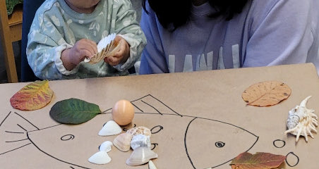 Exploring the wonders of nature! 🌿🐚 StrongStart learners are diving into seashells, leaves, and starfish in a hands-on classroom adventure.  <a href="/sd38ELCC/">Richmond School District Early Learning</a>