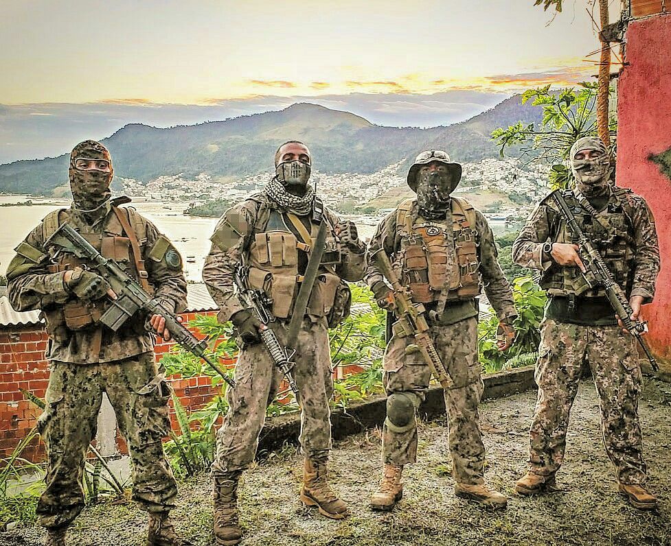 Zack_lope's tweet photo. 🚨🚨: Resultados da operação do BOPE no Alemão e na Penha com 132 mortos, 113 presos, 118 armas, 14 explosivos e 3 mil veículos roubados recuperados. Entre os mortos, 4 policiais e 128 criminosos. A ação, a mais letal da história do Rio, escancarou o poder do Comando Vermelho. https://t.co/iQAEh6MEA8