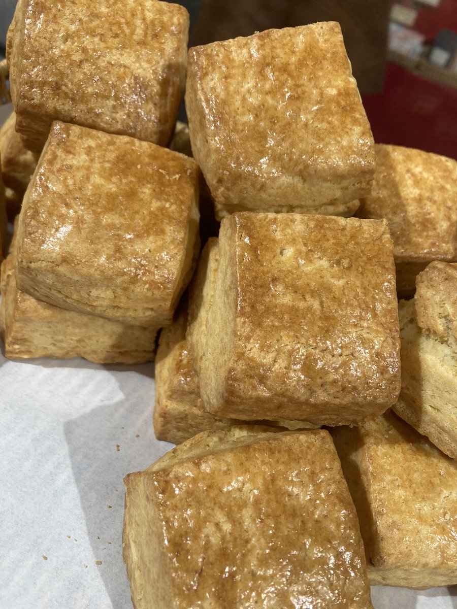 ネット販売メインの〈菓子屋MILKA〉🧁
10/30（木）31（金）の2日間の出店❣️
ジャストサイズのスコーンたち。ごんは
ハラペーニョ✖️トマト✖️チーズが好き❤️ビール🍻に合うんです‼️ごんでした♦️
#三越伊勢丹PR投稿 #mi_b #英国展 #JR京都伊勢丹