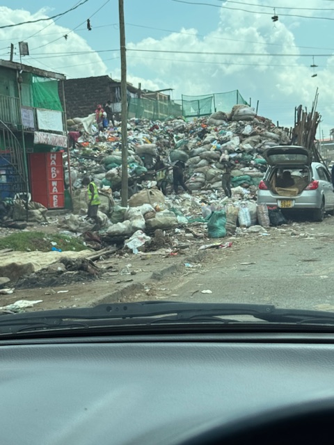 MwangiBonnie's tweet image. If you have 32 minutes, I will show you how Nairobi County loses 32,949,346,981.

Yes, that&apos;s not a typo. KSH 32 billion.

Let me walk you through a trip to hell. 

Data from 2023-2024. 

The county had KSH 33 billion to spend. To serve 4.6 million residents. 

The county…