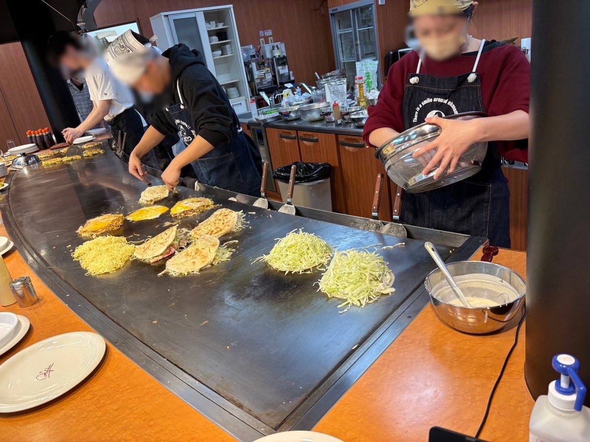 hiroshima_tkb's tweet photo. 【県人会のお好み焼きはなぜ美味いのか】

ーー広島県民が焼いているから。それだけではありません。
オタフクソース様のもとで焼き方講習会を毎回開催いただいています！🔥

今年は3学に出店✨
広島県民が焼くプロ仕込み本格お好み焼き
ぜひお越しください🙇‍♂️
#広島県人会 #雙峰祭2025 #雙峰祭 https://t.co/cSpIfcfAvj