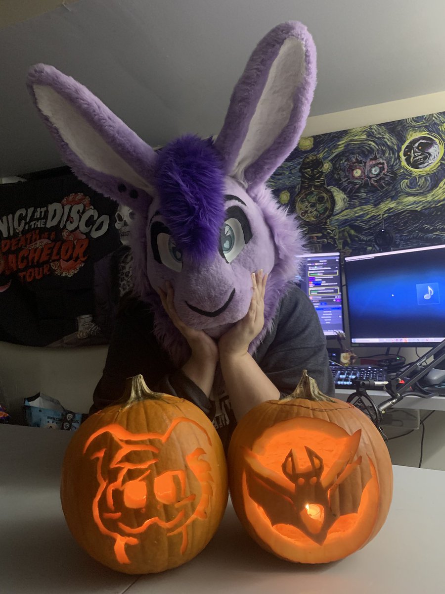 <a href="/SebbySpresso/">SebbySpresso, The Feine Bean, NOT A NEWT 🔜Furpoc</a> and I made jack-o’-lanterns on stream tonight! They came out so cute! 🎃💜
