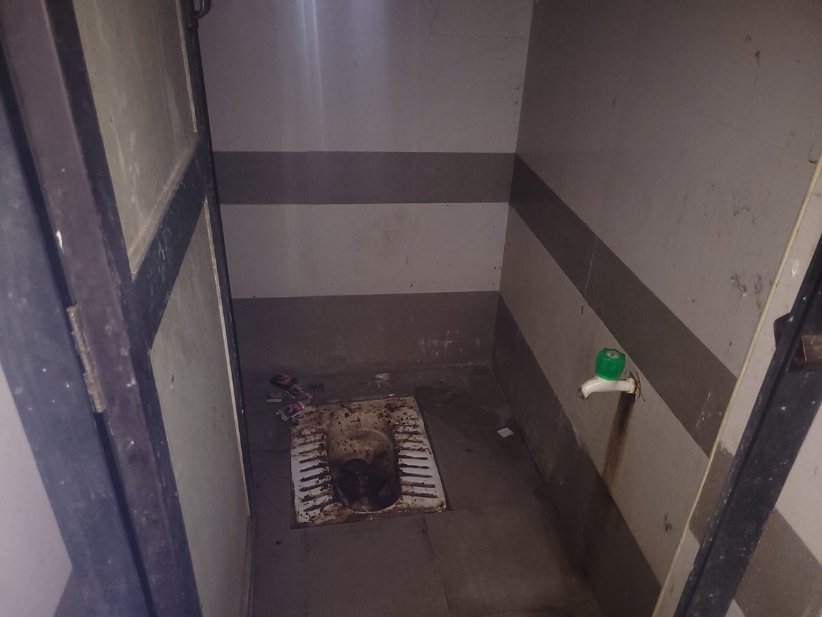 TheBluePen25's tweet image. சென்னை தரமணியில் உள்ள அரசு பாலிடெக்னிக் கல்லூரியில் ஆண்கள் விடுதியின் நிலை.