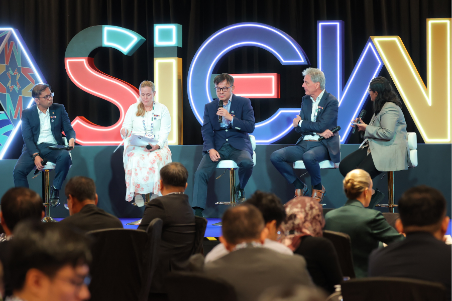 SIEW_sg's tweet photo. SIEW Thinktank Roundtable A – “Asia’s Energy Future: Building a Diverse and Resilient System” is underway at #SIEW2025

In Session 1, panellists Kelvin Wong (@dbsbank), Beni Suryadi (@aseanenergy) #SIEW2025 @benisuryadi 
(1/2) https://t.co/MkSOt8MUgg