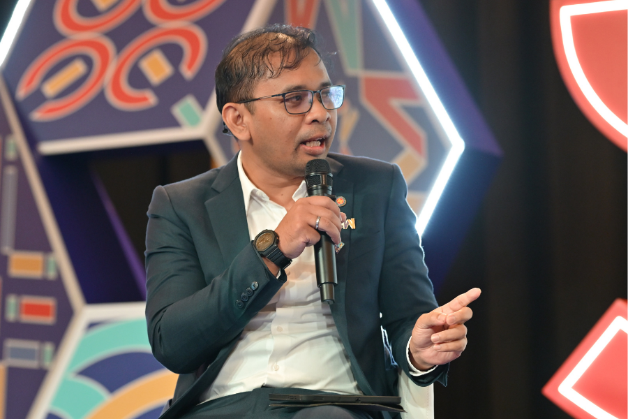SIEW_sg's tweet photo. SIEW Thinktank Roundtable A – “Asia’s Energy Future: Building a Diverse and Resilient System” is underway at #SIEW2025

In Session 1, panellists Kelvin Wong (@dbsbank), Beni Suryadi (@aseanenergy) #SIEW2025 @benisuryadi 
(1/2) https://t.co/MkSOt8MUgg