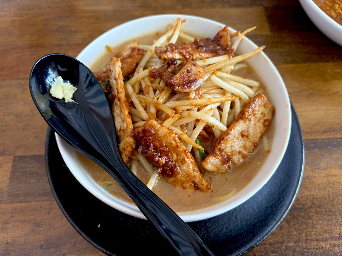 it921112's tweet image. 今日のお昼は『SPICYCURRY SUNS &amp;amp; ラーメンタケル浜名店〜ラーメンとカレーのお店〜』でTAKERUラーメン&amp;amp;カレー！
TAKERUが浜北にもあったんですね！
インドカレー屋と合体してる感じです🍛
TAKERUラーメンは相変わらず美味しい😋
カレーもスパイシーでとても美味しい✨
ラッシーもつけて1,500円です💰