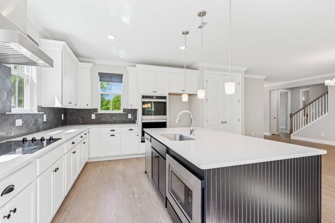NatePopeREALTOR's tweet photo. 7205 Lake Rd Fairview, TN. 2022-built gem offers 4 spacious bedrooms, 3 luxe baths, a gourmet kitchen, bonus room, custom kitchen. No HOA, top schools, parks nearby, and a friendly community vibe. Incentives for buyers available now! https://t.co/pHZdprEDvn https://t.co/WoMgnQGyGq
