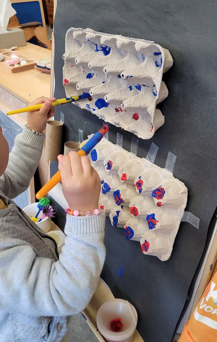 Wondering about hand dominance in childhood development ? 🖐️
• Watch your child’s natural preferences
• Don’t force a dominant hand
• Encourage activities that use both hands
🙌 🙌 🙌 🙌 🙌 
This little one, at the easel, shows this during art exploration. <a href="/SD38Arts/">Richmond School District Arts Education</a> <a href="/sd38ELCC/">Richmond School District Early Learning</a>