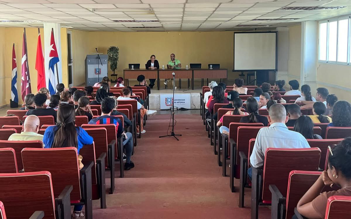 UnivArtemisa's tweet photo. #FCSH || La Facultad de Ciencias Sociales y Humanísticas - UA realizó intercambios con sus brigadas. Se abordaron elecciones #FEU, docencia y la próxima #Acreditación externa de Gestión Sociocultural para el Desarrollo en noviembre. ✅ #Artemisa #GenteQueSuma https://t.co/v9ls0TROaW