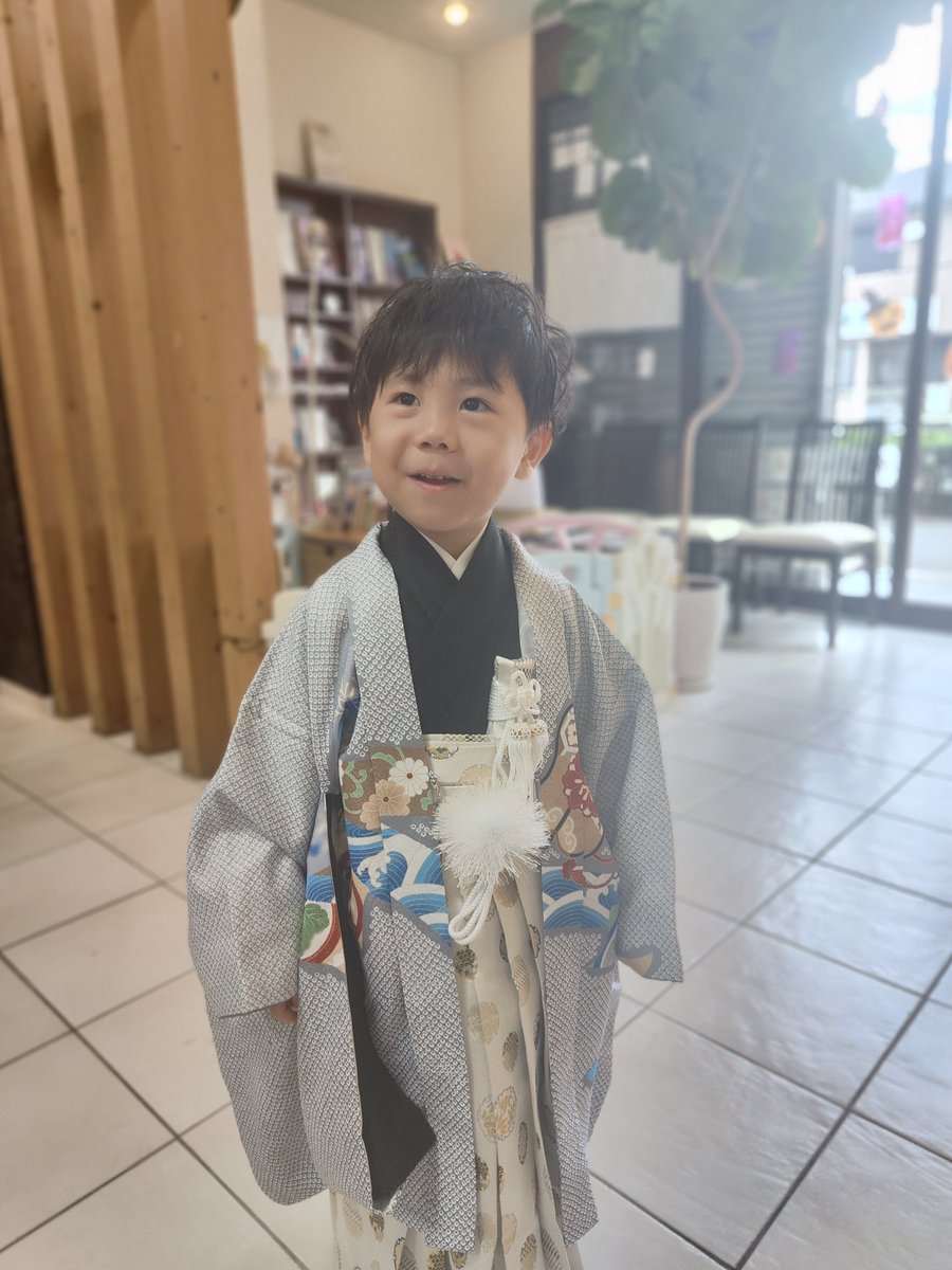 13Andagain's tweet image. アメブロを投稿しました。
『七五三男の子ソフト波ウェーブヘアアレンジ袴着付け』
#アメブロ
#着付け ameblo.jp/andblog/entry-…