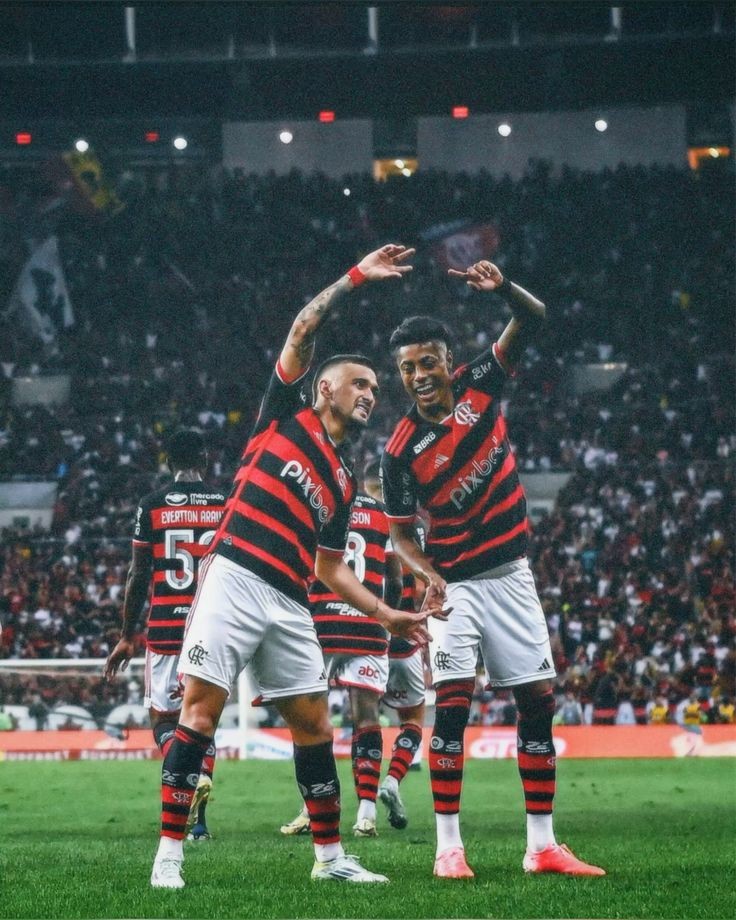 Arrascaeta e Bruno Henrique vão jogar sua QUARTA final de Libertadores pelo Flamengo.

4 finais de Libertadores em 7 anos de clube.

Eles já são os recordistas de títulos na história do Flamengo.

Lendas vivas do clube!