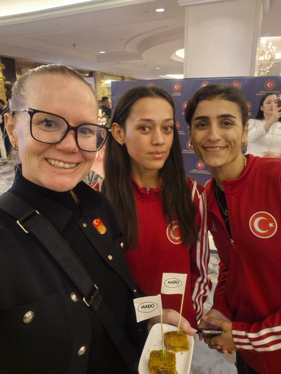 🇹🇷Milli takımımız, Türkiye'in Şangay Başkonsolosluğu tarafından düzenlenen 29 Ekim Cumhuriyet Bayramı kutlamalarına katıldı.

Şangay Başkonsolosu Özlem Kural'a misafirperveriliği için teşekkür ediyoruz.