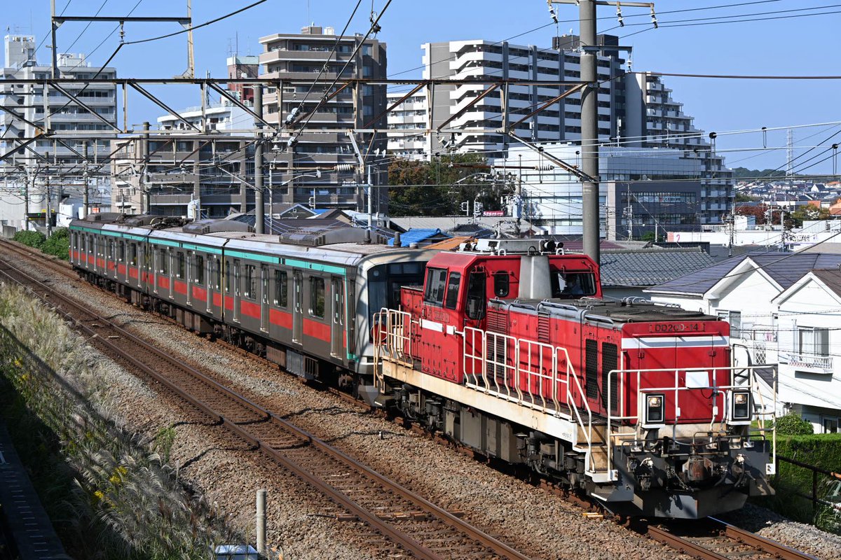 Rail710's tweet image. 2025.10.30
J-TREC横浜出場. 甲種輸送
DD200 14+東急5106F