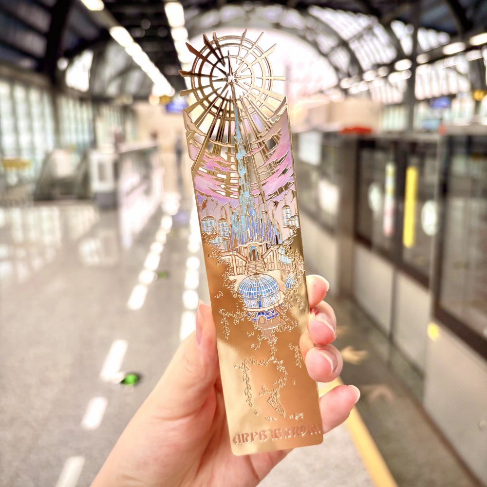 타바에서 본건데 아모로트랑 크리스타리움 금속 책갈피 너무 예쁘다