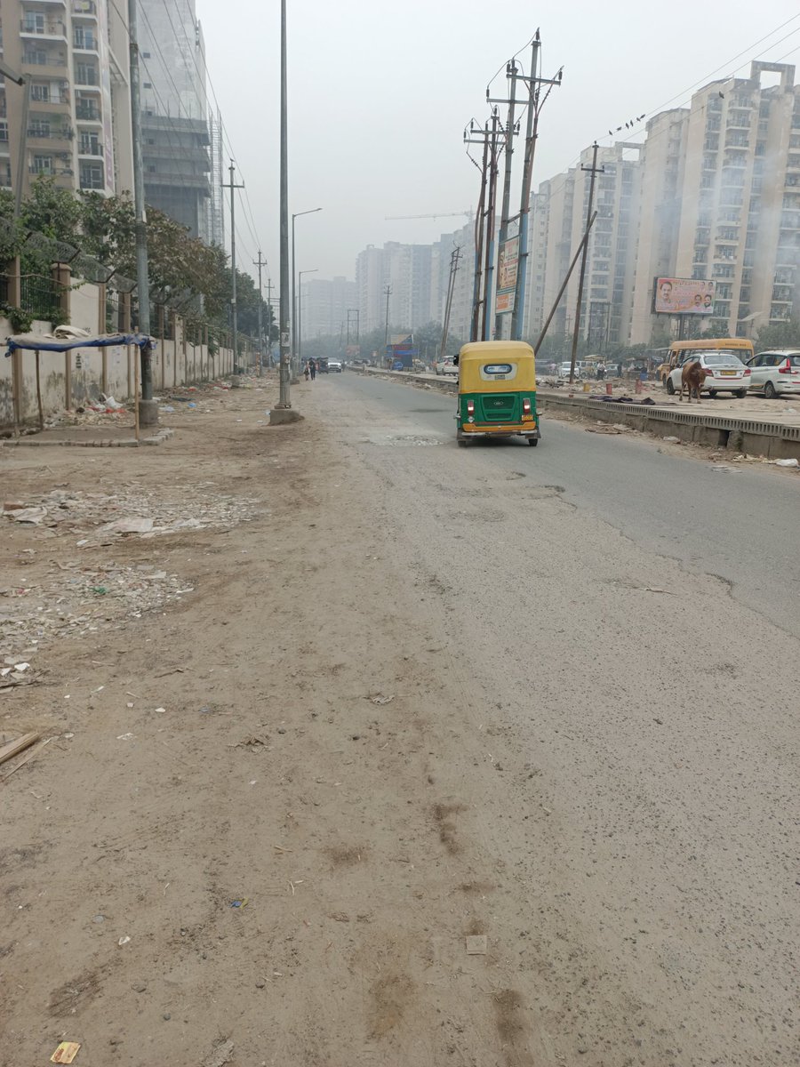 MethiMNNIT's tweet photo. GRAP-2 लागू होने के बाद भी प्राधिकरण ने एक बार भी सफाई और पानी का छिड़काव नहीं किया है, जिससे यहां रहने वाले 25000 परिवार बीमारी से जूझ रहे हैं। यहां तीन बड़े और कई छोटे स्कूलों में बच्चे धूल और प्रदूषण में जाने के लिए मजबूर हैं। 
अधिकारीगण जागें और संज्ञान लेने का कष्ट करें। https://t.co/lg5lfJn1tf