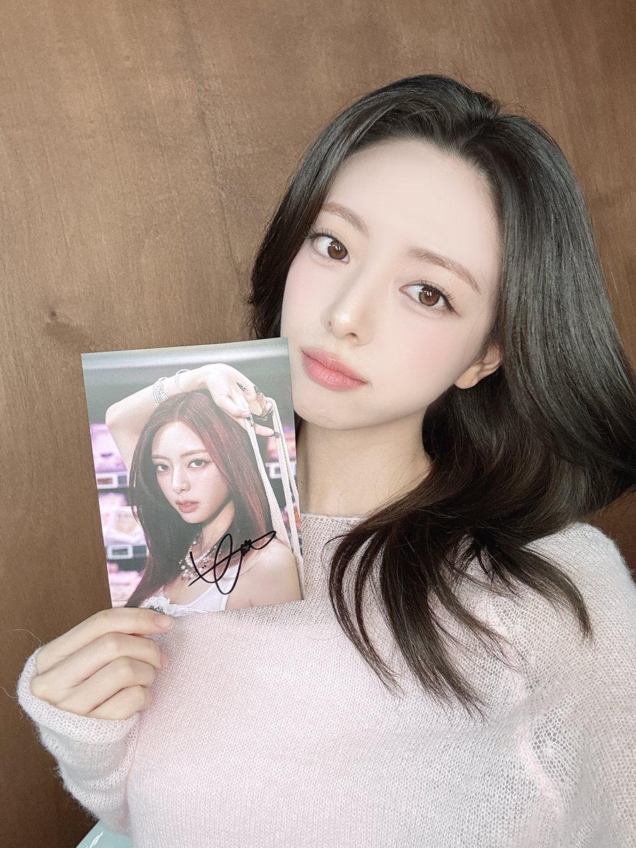 ITZYofficial's tweet image. ITZY &lt;TUNNEL VISION&gt; PRE-ORDER | US ONLY
ITZY SHOP EXCLUSIVE 
✨SIGNED POSTCARD (1 out of 5)
WAITING FOR YOU HERE
🔗 Ver. A bit.ly/4oHqJQu
🔗 Ver. B bit.ly/49qj4BJ
📌US &amp; EU Physical
2025.11.14 FRI (Street Time)
#ITZY #MIDZY @ITZYofficial
#ITZYComeback…
