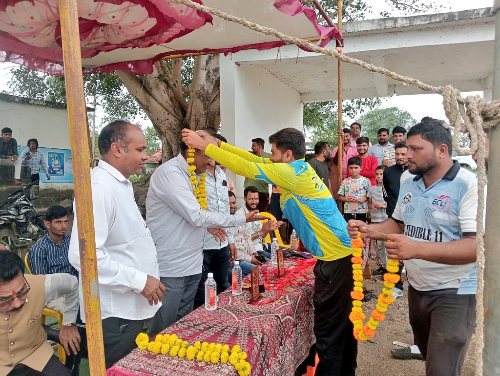 चाँद क्षेत्र के ग्राम पंचायत बादगांव में आयोजित क्रिकेट प्रतियोगिता के निर्णायक मुक़ाबले में पहुँचकर खेल का आनंद लिया।
विजयी व उप विजयी टीमों को पुरस्कृत किया व आयोजन समिति को सफल आयोजन हेतु बधाई दी एवं भविष्य में ऐसे सफल खेल आयोजनों के लिए प्रोत्साहित किया।