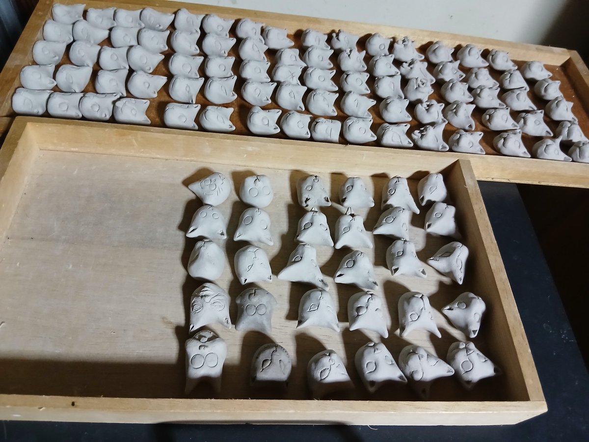 gargarco's tweet photo. ハシオキ作らずネコの顔を捻っていました。リングにしようと思ってます。で、日干ししてたら、銀春が寝てた(笑) https://t.co/QDBzy7pIwZ