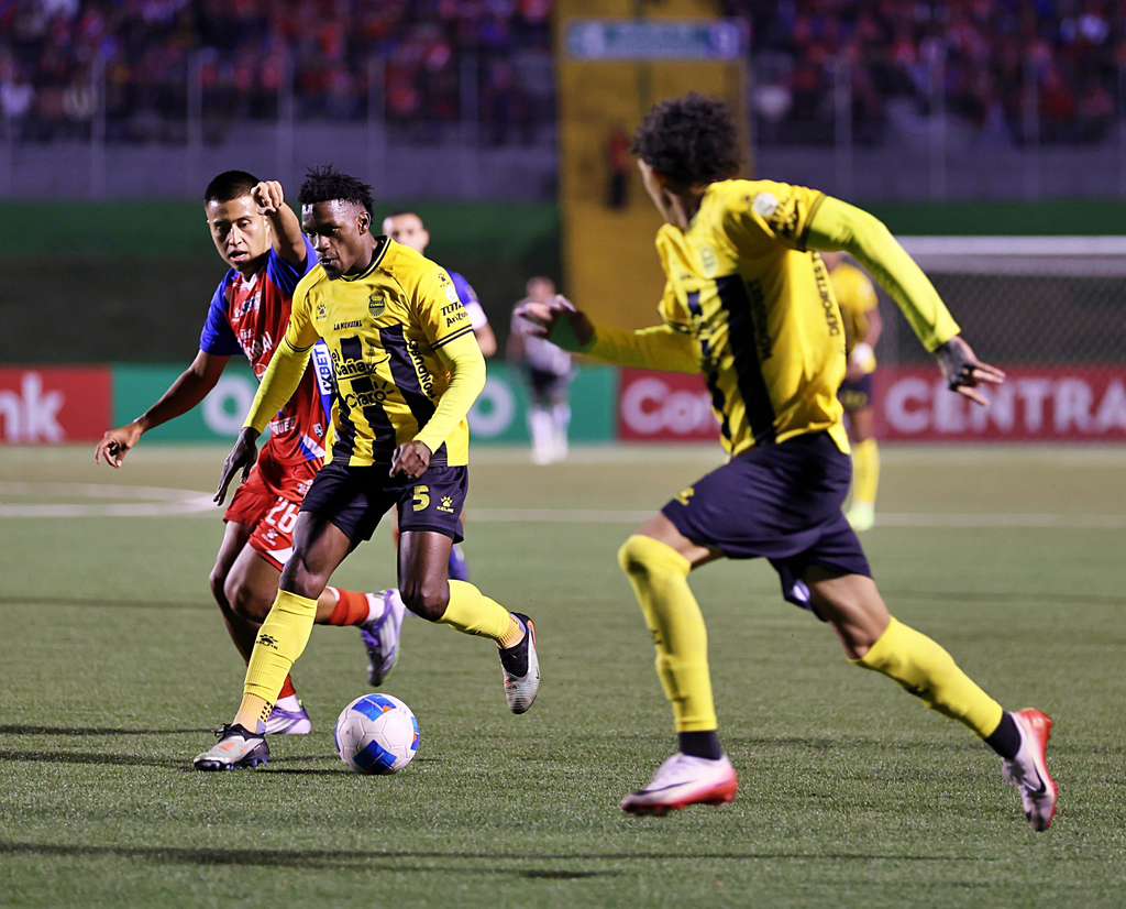 51' Daniel Aparicio adelanta a los hondureños.

🇬🇹 Xelajú 0-1 Real España 🇭🇳

✍️ Global 1-2

🏆 #CopaCentroamericana