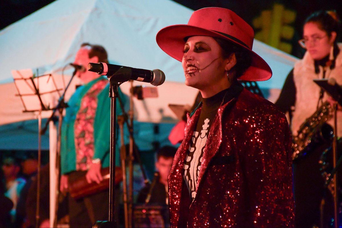 💀✨ Así se vivió nuestro quinto Jolgorio en #Tezozómoc.

Las calles estuvieron llenas de leyendas, canciones y trompetas, tambores, flores, dulces y tradición. 🌼🕯️

Gracias a todas y todos los que se sumaron a este jolgorio del #TlalmanalliAzcatl 2025, porque el Día de Muertos