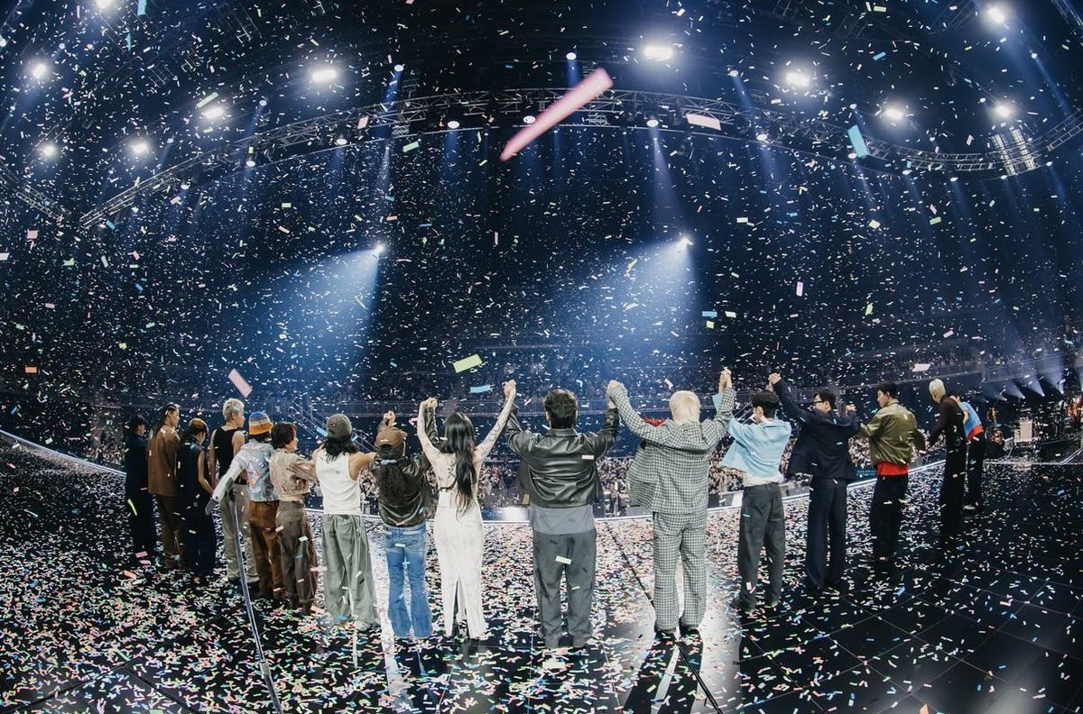 팬분들께 -
하고싶은 노래를- 무대에서 행복하게 노래하는 저를 보면서- 또, 한 번 삶의 한 장면을 같이 기록하고 여러분도 힘이 들 때, 좌절할 때, 저랑 같이 만들어간 그날의 장면을 기억하며 도전하고 힘내며 같이 살아갈 수 있길 바라며 사랑을 가득 담아 전달드려요.