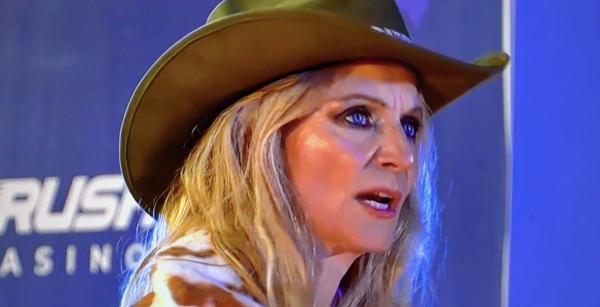 lagranjapolls's tweet photo. Gracias debería darle Kike a Manola!!
Si no es por ella ni nos acordamos que ese mueble sigue ahí!! 

😂😂😂

#LaGranjaVIP https://t.co/MjyGPVgoId