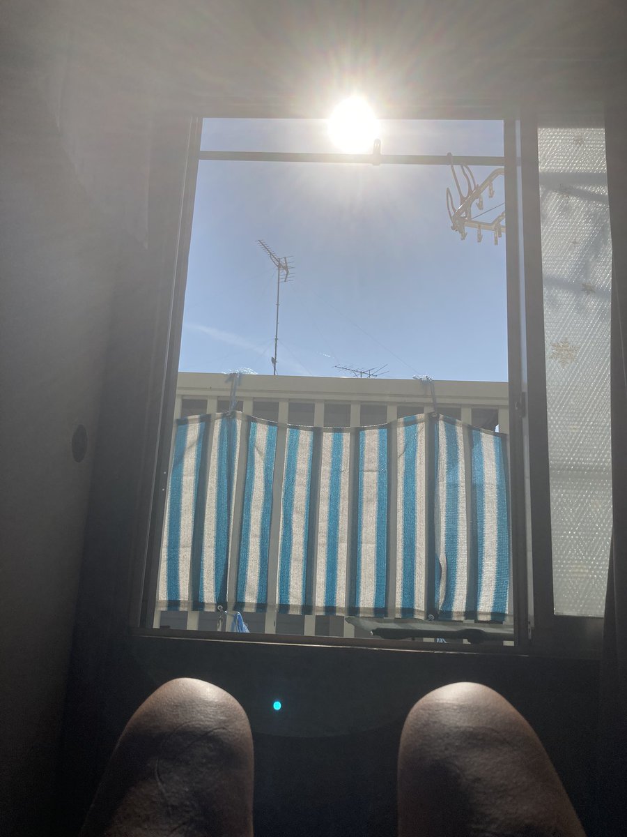 江ノ島日焼けが寒くて出来ない季節になったけど…我が家の俺の部屋に11時半頃からイイ角度で陽が入る季節になったから部屋日焼けをしています。
東西北の窓やドアを閉めたら風も入らず快適に日焼け出来てますよ♪
部屋なら真っ裸でも焼けちゃう！