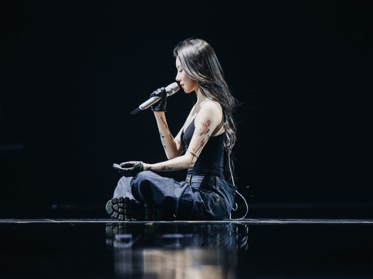 Lovers of artists
예술가를 사랑한 사람들
Proof of what Im doing
내가 뭘 하고 있는지, 그 증거야
People love to watch it
사람들은 그걸 지켜보는 걸 좋아하지 
Take my photo, bitches 
사진이나 찍어, 이 바보들아