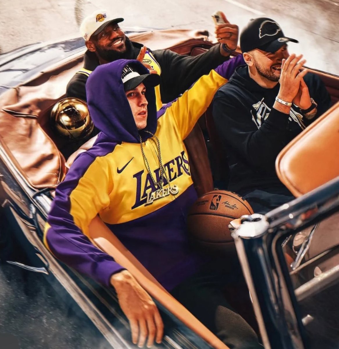 dlu247's tweet photo. Austin Austin Austin #LakeShow https://t.co/rIPUQpFAml