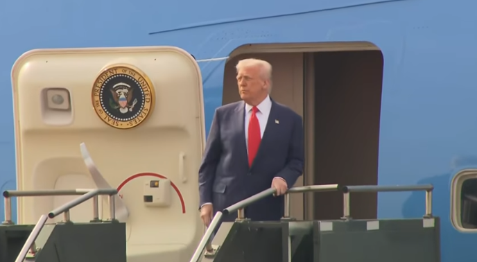 Sino_Market's tweet photo. 🇺🇸TRUMP BOARDS AIR FORCE ONE
https://t.co/Z5f5AfIY9y https://t.co/G4kyI3EHjR