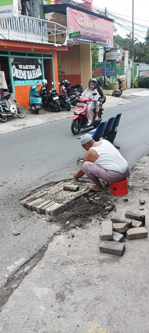 Judule: Warga Jl Candi Panggung sayang Pemkotnya 

Gak dibenak-benakno Pemkot, dibenakno dewe dalane ambek wargane. Soale wes ada 3 pemotor jatuh.

sempat dicor tapi rusak lagi, sekarang dipasangi paving dan berharap lebih awet