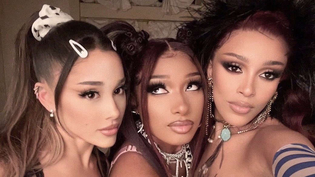 hourly ariana tweet media