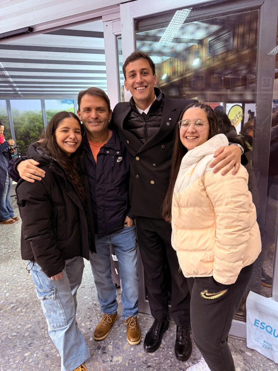 <a href="/bulinfernandez/">@bulinfernandez</a> Feliz cumpleaños <a href="/Laufernandez13/">Lau Fernandez</a> , te queremos! Abrazo esquelense para uno de los nuestros!!!