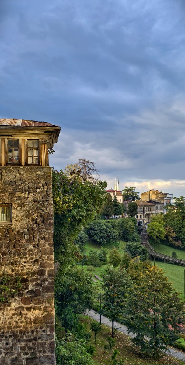 bu da olur gidersin, bir kent kalır benle 
bölüşmek için  hevessiz zamanı
