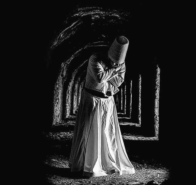 لا تطرق بابًا أغلقه الله،
فالعطاء الحقيقي في الأبواب التي تُفتح وحدها،
حينها تعلم أن الطريق طريقك،
وأن الرحلة خُلقت لك..

جلال الدين الرومي