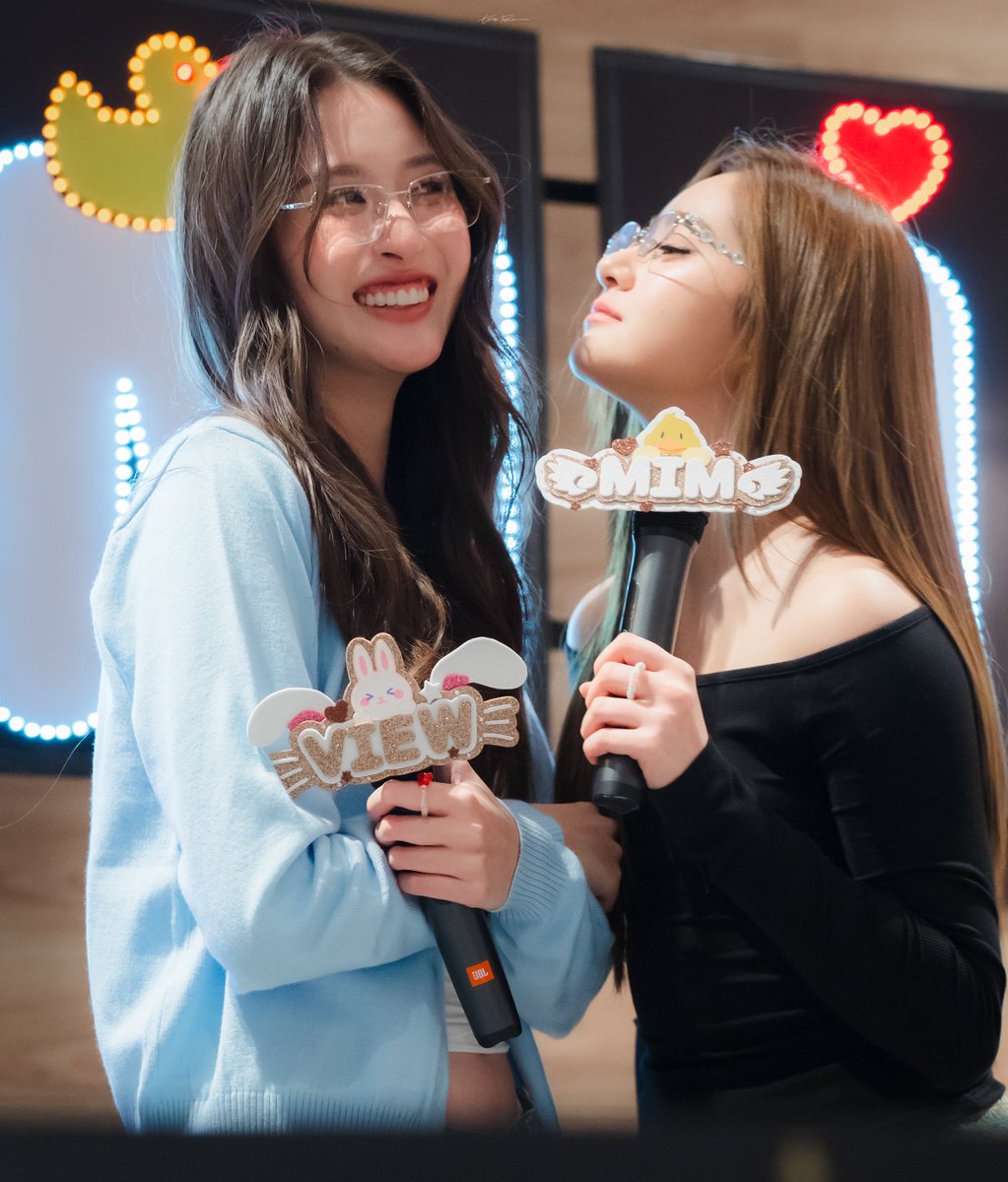 TWO_PopCorn's tweet image. 💚🩷✨🤎🤍

MilkLove &amp;amp; ViewMim @ DNA Travel &amp;amp; Fair
รูปจ้า flic.kr/s/aHBqjCz4iv
(ขออภัยความช้า) 

#MilkLove #มิ้ลค์เลิฟ 
#ViewMim #วิวมิ้ม