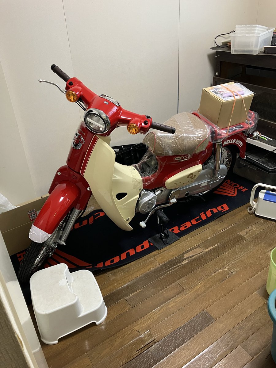 亀部屋に無理くり入れた💧
小さいはずのカブ50だけど
部屋に入れると大きく感じる