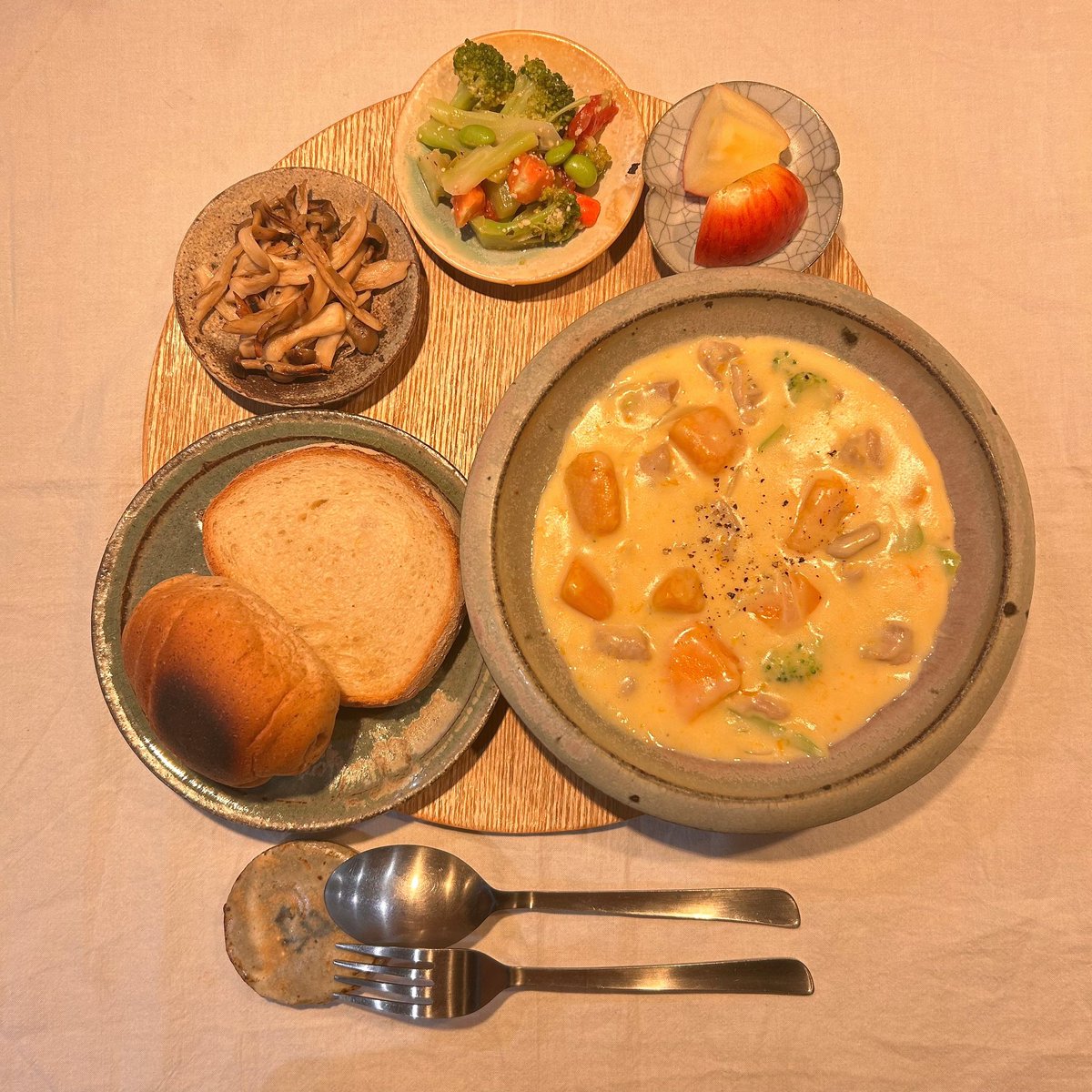 ハロウィンごはん 🎃🦇🪦🤍
　
このシチューがマジで美味すぎる 🥇
　
明日の夜分も作ったのに
全部食べちゃった 😮‍💨