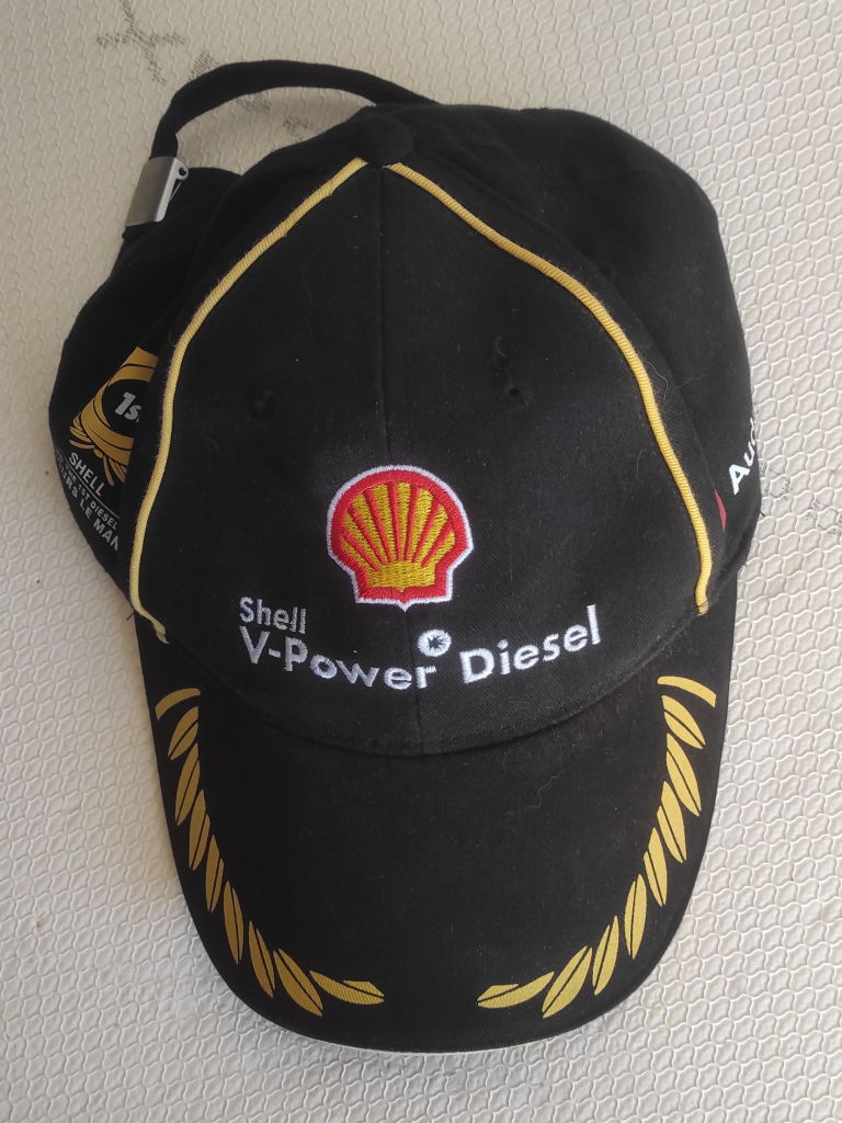 soistpit's tweet photo. früher bekam man an einer #Tankstelle noch so eine Kappe geschenkt, diese #Zeiten sind leider vorbei #Nostalgie https://t.co/XsKDyoiesk