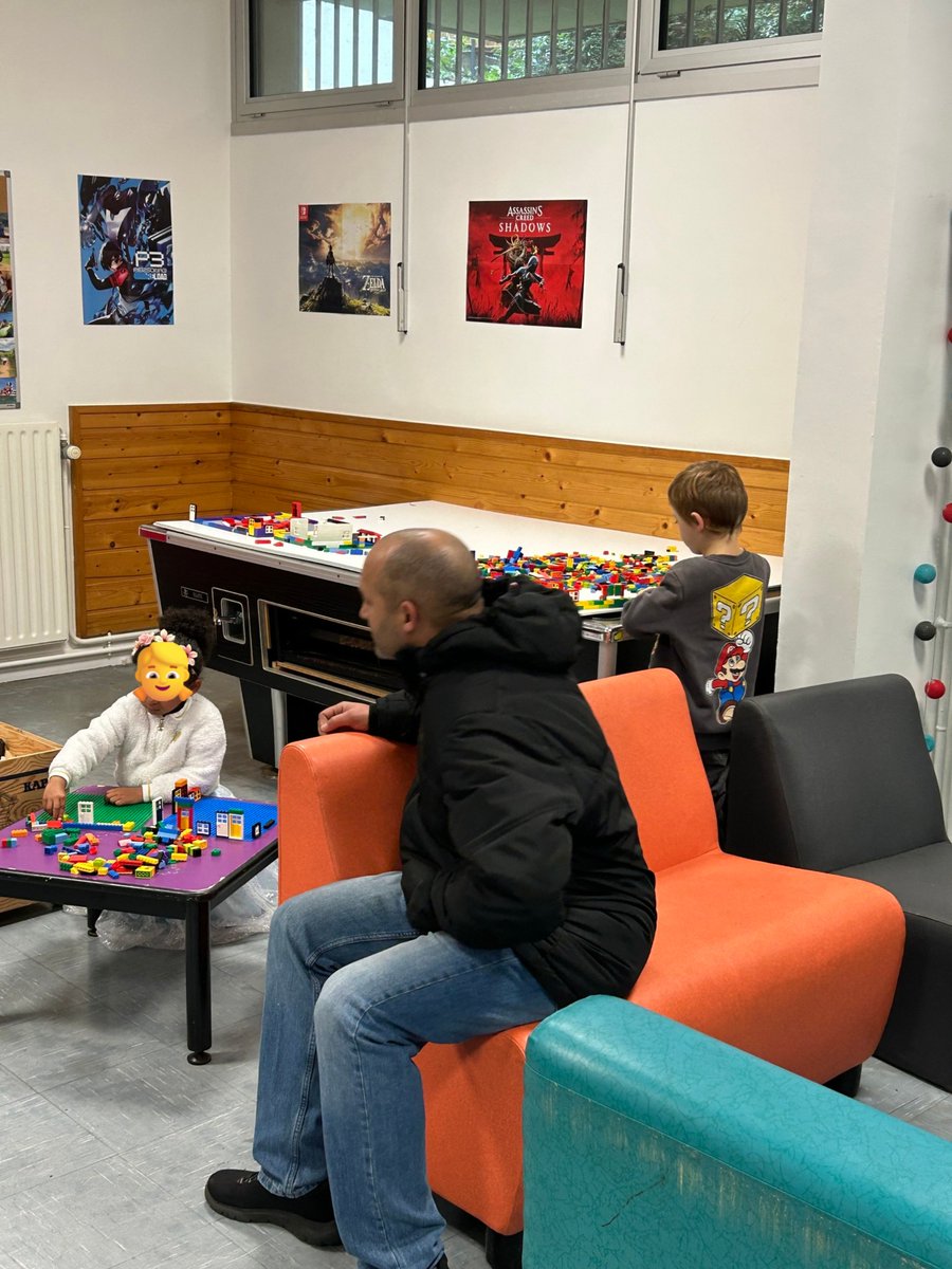 MediaQuimperBO's tweet photo. Retour sur le Pixel Festival #6 👾
Merci à la @mjckerfeunteun et à tous ceux venus jouer, créer et échanger avec nous !
Au programme : initiation à l'animation, jeux vidéo de plateforme, lectures &amp; constructions 🧱
À très vite pour de nouvelles aventures vidéoludiques ! 🎮✨ https://t.co/DqiZfmrQ61