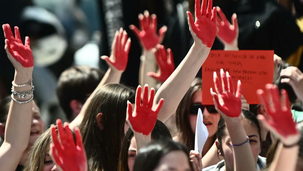 Με αφορμή την πρόσφατη βεβιασμένη ενσωμάτωση της ευρωπαϊκής οδηγίας 2024/1385 –αφορά την έμφυλη βία– το Ευρωπαϊκό Δίκτυο κατά της Βίας απέστειλε υπόμνημα προς τη Βουλή με το οποίο αναρωτιέται πώς αυτή η κίνηση θα μπορούσε να βοηθήσει στην αντιμετώπιση του φαινομένου «ενώ