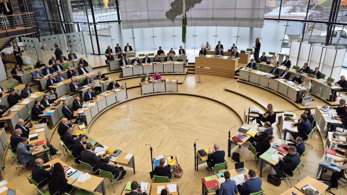 Nach der Wahl des Integrationsbeauftragten diskutiert der Landtag in Aktuellen Debatten über den Sachsenfonds, Bahnverkehr sowie Rechtsradikalismus. In der Befragung der Staatsregierung spricht Finanzminister Christian Piwarz über Förderverfahren. Live: landtag.sachsen.de/livestream