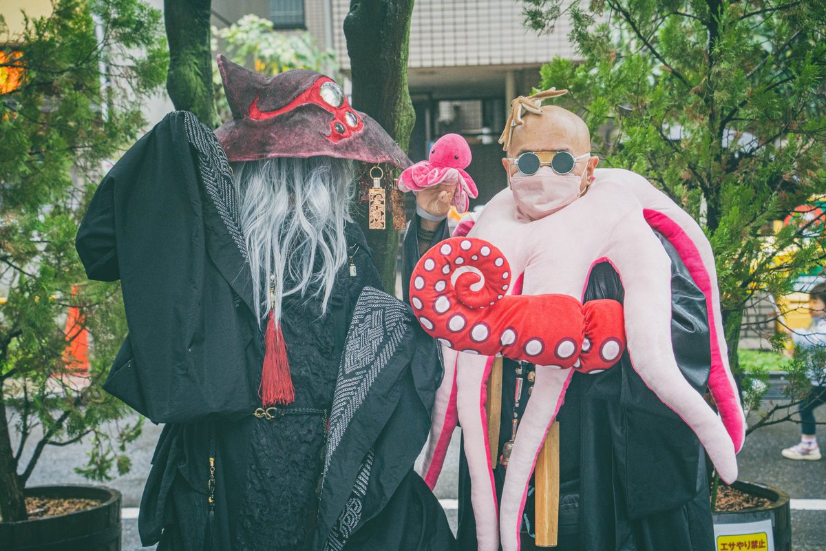 waravidou's tweet photo. 今年もとらいぽっず様(@tripods_camera)に素敵な写真を撮っていただきました！嬉しい♪

去年のと並べるとまた楽しいな( ´﹀` )

#東京百鬼夜行 #東京百鬼夜行2025 #妖怪 #造形 #わらび堂 #黑蛸坊 #渦眼鬼 https://t.co/YglMD9DH0d