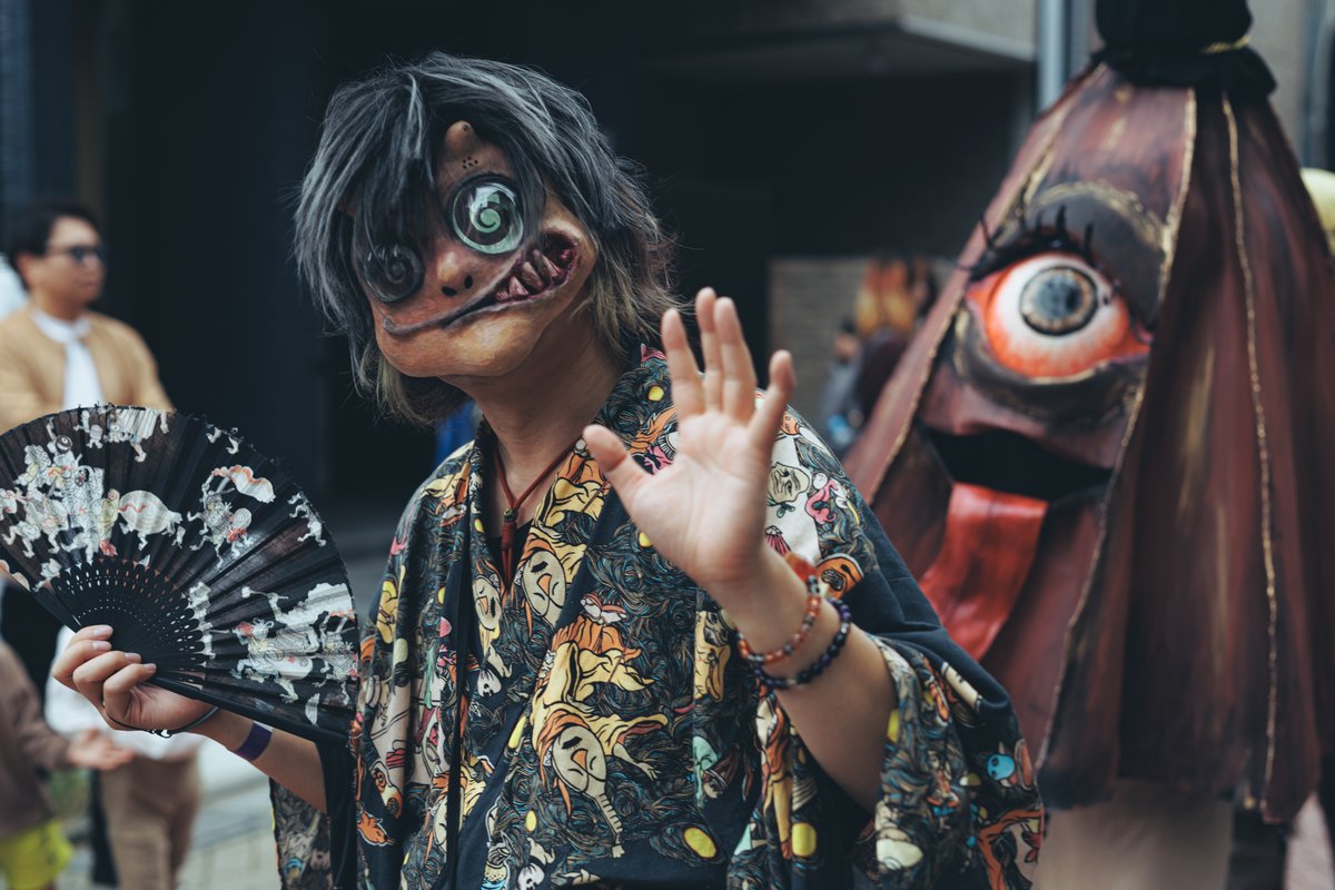 waravidou's tweet photo. 今年もとらいぽっず様(@tripods_camera)に素敵な写真を撮っていただきました！嬉しい♪

去年のと並べるとまた楽しいな( ´﹀` )

#東京百鬼夜行 #東京百鬼夜行2025 #妖怪 #造形 #わらび堂 #黑蛸坊 #渦眼鬼 https://t.co/YglMD9DH0d