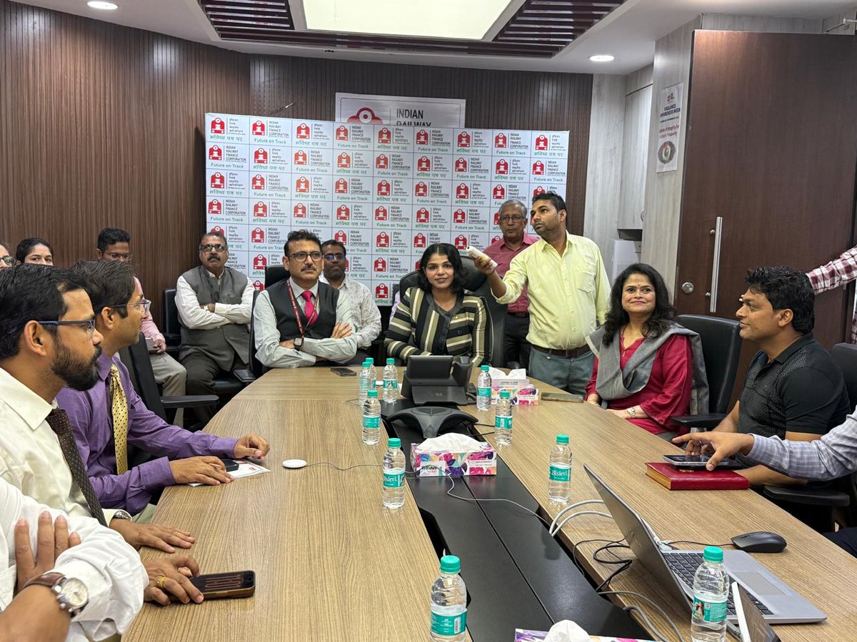 IRFC_1986's tweet image. Continuing IRFC’s #ThursdayTalks, Olympian &amp;amp; Padma Shri awardee @SakshiMalik inspired officers with her talk विपरीत परिस्थितियों में जीत हासिल करने का मंत्र ~ the mantra to triumph amid adversity. 

A story of courage, grit &amp;amp; dreams that define #IRFCInspiration.

@ManojDubeyIRAS