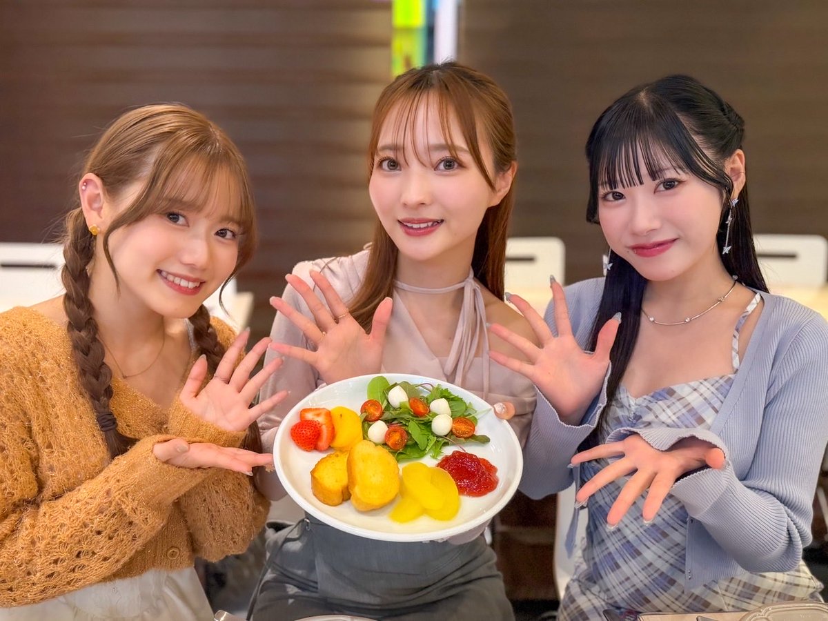 コラボカフェの
フードとグッズ情報が…👀💫

3人で考えたメニューいかがですか？
美味しく、そしてかわいく
仕上がりました🤭🍽

たん旦さんのイラストもミニキャラも
可愛すぎて全部GETしたい🫶

ぜひ楽しみに待っていてね🤍

 #ClariS 🌼🎀🦋

#andGALLERYコラボ
#まどかマギカ
#リンクスパートナー